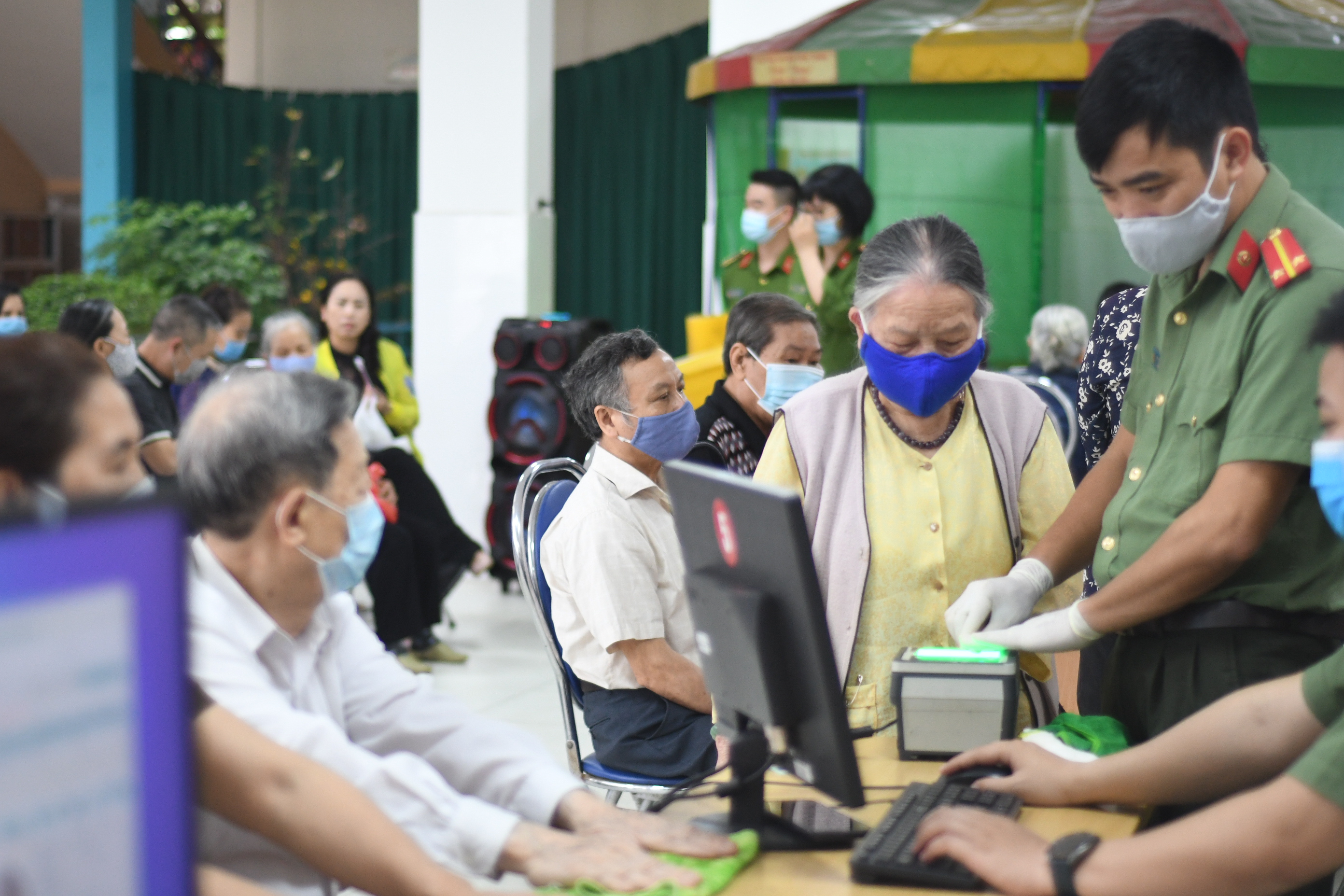 Hoàn thiện trên 700 hồ sơ cấp CCCD gắn chíp điện tử lưu động tại phường Dư Hàng trong một ngày nghỉ cuối tuần